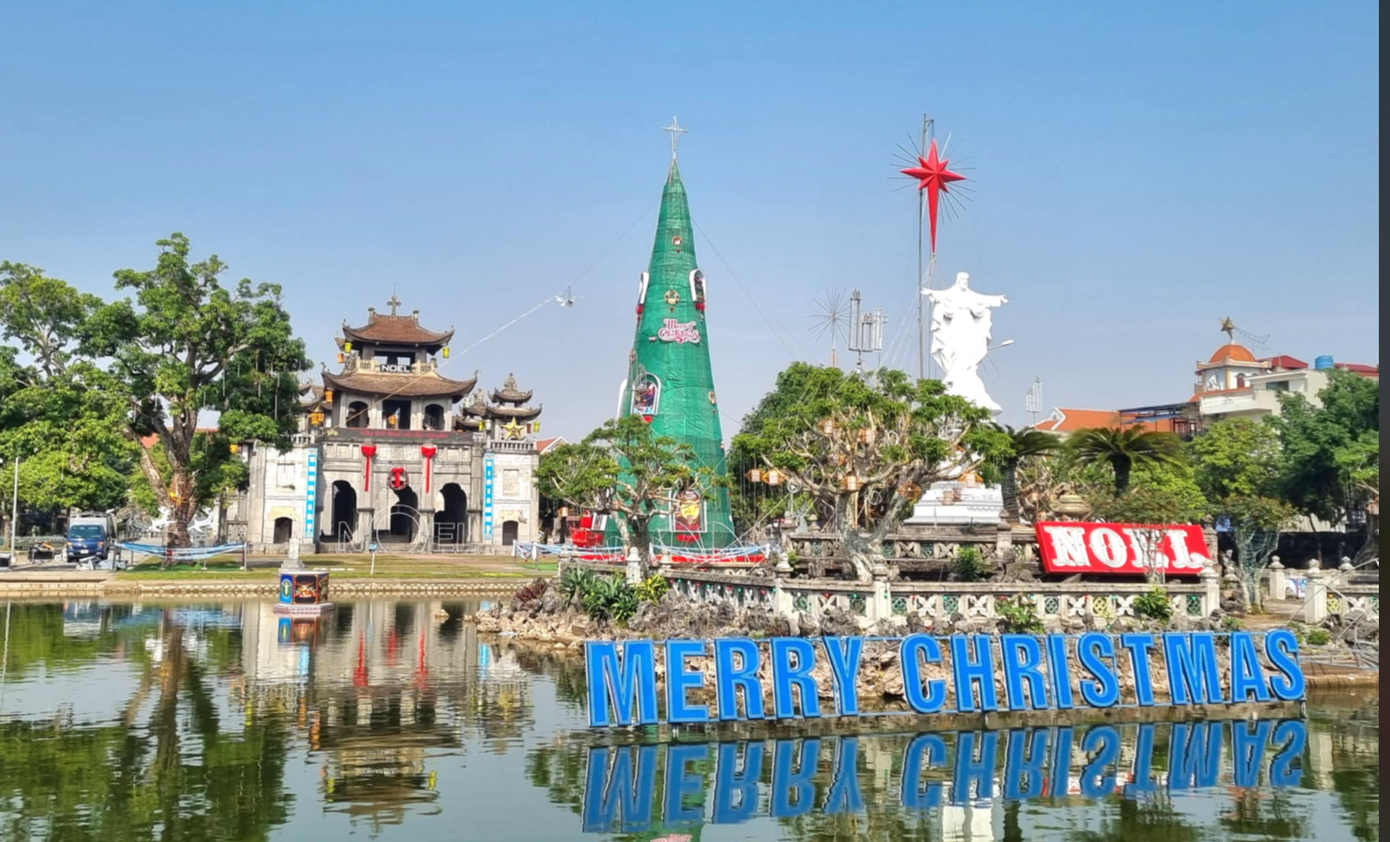 Quang cảnh hồ mặt trước của Nhà thờ Chính tòa Phát Diệm.