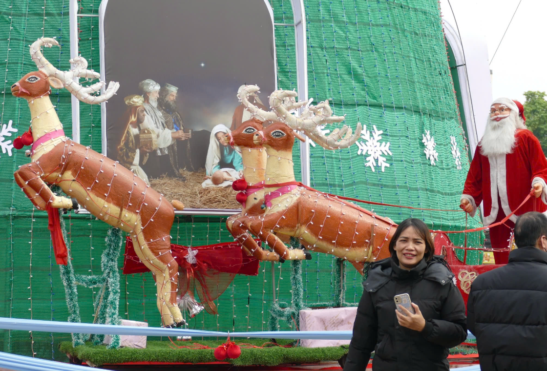 Người dân đã dần dần đổ về thánh đường Phát Diệm.