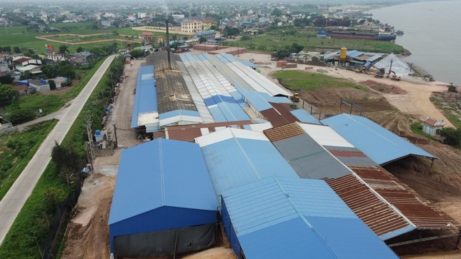 Tương tự, bờ đê và hành lang thoát lũ sông Hồng đoạn qua thị trấn Ngô Đồng, huyện Giao Thủy (Nam Định) còn bị lấn chiếm cả héc-ta để xây nhà xưởng. Tương tự, bờ đê và hành lang thoát lũ sông Hồng đoạn qua thị trấn Ngô Đồng, huyện Giao Thủy (Nam Định) còn bị lấn chiếm cả héc-ta để xây nhà xưởng.