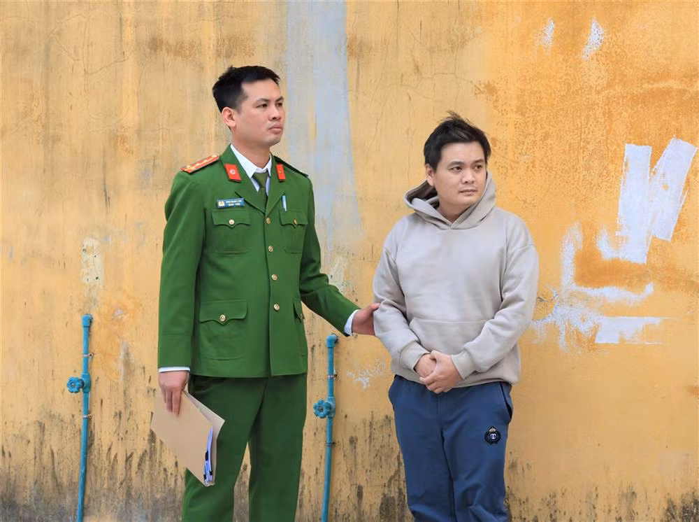 Đội Cảnh sát hình sự, Công an thành phố Nam Định lấy lời khai của đối tượng Nguyễn Đức Mạnh. Đội Cảnh sát hình sự, Công an thành phố Nam Định lấy lời khai của đối tượng Nguyễn Đức Mạnh.