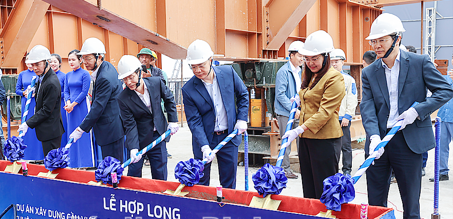 Lãnh đạo 2 tỉnh Nam Định và Ninh Bình thực hiện nghi thức hợp long cầu vượt sông Đáy. Lãnh đạo 2 tỉnh Nam Định và Ninh Bình thực hiện nghi thức hợp long cầu vượt sông Đáy.