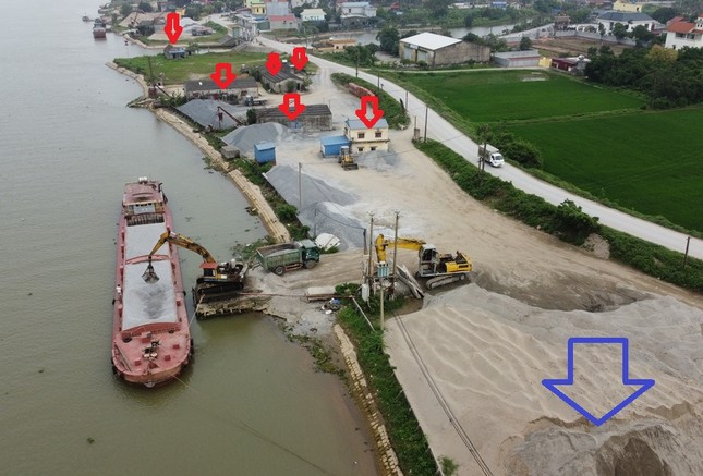 Một số công trình được xây dựng ngoài đê. Một số công trình được xây dựng ngoài đê.