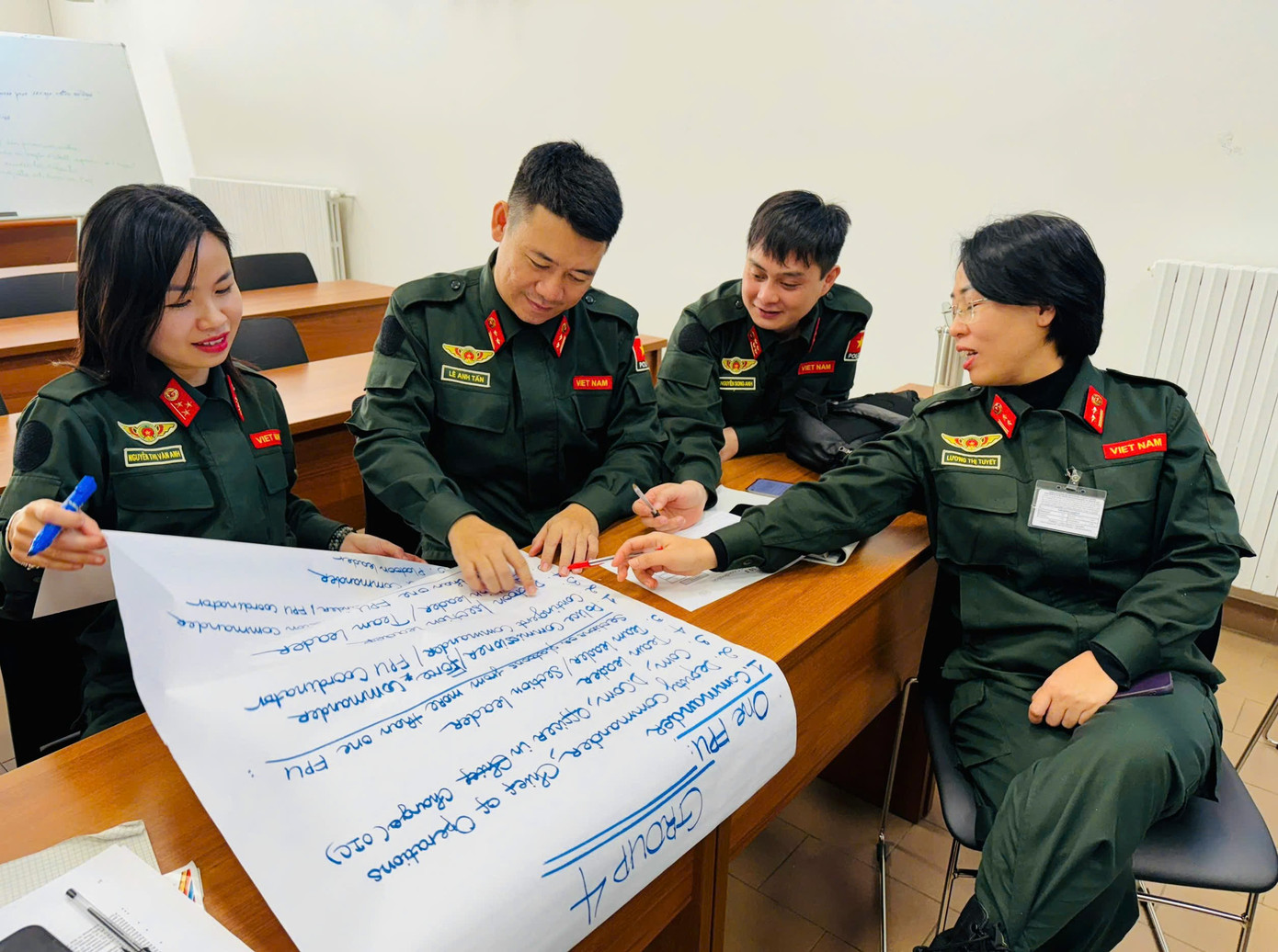 Đoàn sĩ quan Việt Nam tham gia hai khóa tập huấn chuyên biệt dành cho lực lượng cảnh sát gìn giữ hòa bình Liên Hợp Quốc. Đoàn sĩ quan Việt Nam tham gia hai khóa tập huấn chuyên biệt dành cho lực lượng cảnh sát gìn giữ hòa bình Liên Hợp Quốc.