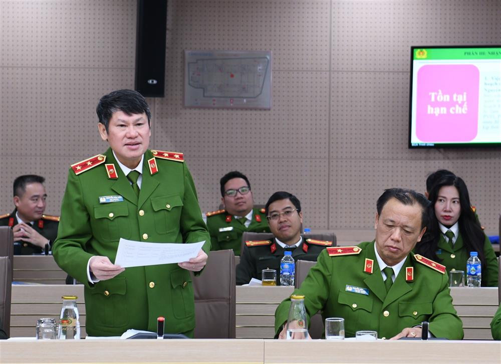Trung tướng Nguyễn Văn Viện, Cục trưởng Cục Cảnh sát điều tra tội phạm về ma túy trình bày báo cáo tại Hội nghị. Trung tướng Nguyễn Văn Viện, Cục trưởng Cục Cảnh sát điều tra tội phạm về ma túy trình bày báo cáo tại Hội nghị.