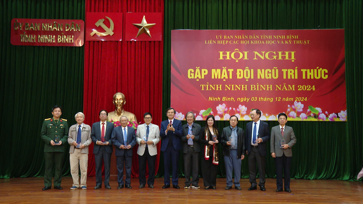Bí thư Tỉnh uỷ Đoàn Minh Huấn trao tặng biểu trưng cho đội ngũ trí thức, nhà khoa học tham dự hội nghị.