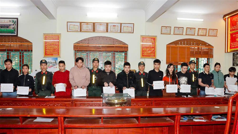 Các đối tượng tại cơ quan công an.