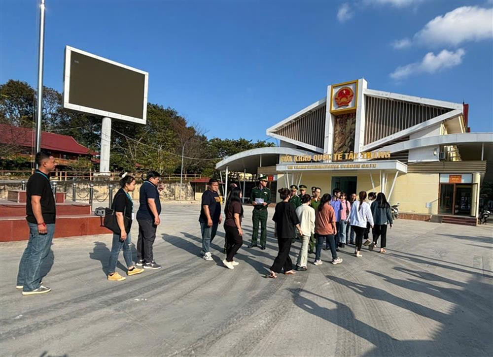 Tiếp nhận, bàn giao các nạn nhân bị mua, bán tại cửa khẩu Tây Trang, Điện Biên.