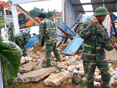 Lực lượng chức năng tìm kiếm người bị nạn trong đống đổ nát