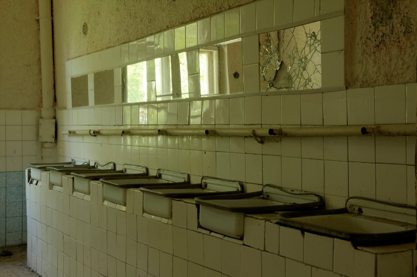 Các bồn nước trong phòng vệ sinh của căn cứ