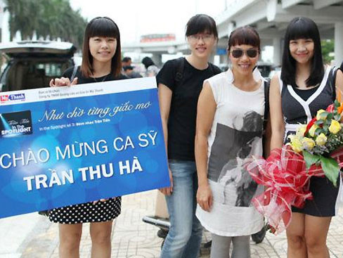 Hà Trần tại sân bay Nội Bài
