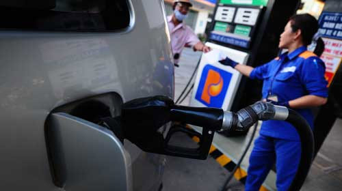 Có thể sắp tới đây sẽ phải thu phí 1.000 đồng/lít xăng đối với ôtô. Ảnh: Thuận Thắng