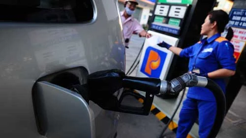 Có thể sắp tới đây sẽ phải thu phí 1.000 đồng/lít xăng đối với ôtô. Ảnh: Thuận Thắng