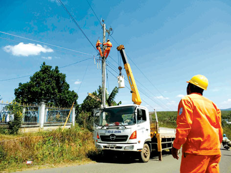 Ngành điện luôn chủ động ứng phó bão lũ để cung ứng điện an toàn. Ngành điện luôn chủ động ứng phó bão lũ để cung ứng điện an toàn