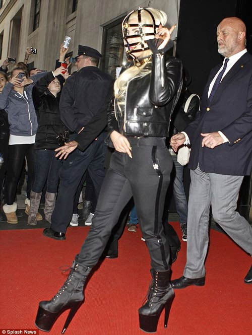 Lady Gaga lại gây sốc với phụ kiện lồng chụp đầu. Lady Gaga lại gây sốc với phụ kiện lồng chụp đầu