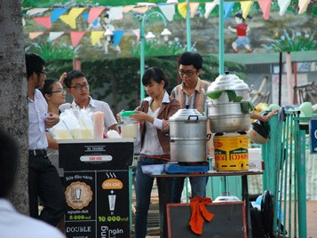 Hiền-một thành viên trong nhóm của Hiếu hướng dẫn cách pha sữa đậu nành