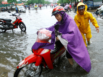 Nhân viên công ty thoát nước đẩy xe giúp người có xe bị chết máy. Ảnh: Ngọc Châu. Nhân viên công ty thoát nước đẩy xe giúp người có xe bị chết máy. Ảnh: ngọc châu