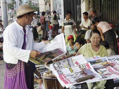 Báo và tạp chí ở Myanmar đã được phép xuất bản mà không cần nộp bài trước cho hội đồng kiểm duyệt. Ảnh: AP
