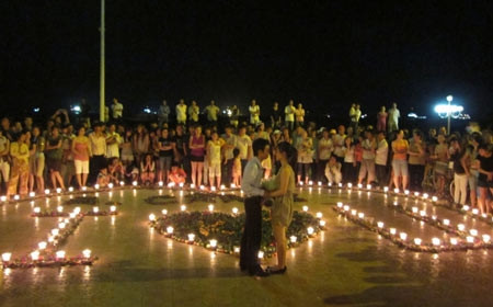 Màn tỏ tình diễn ra trong ánh nến lung linh và hương thơm của những bông hồng