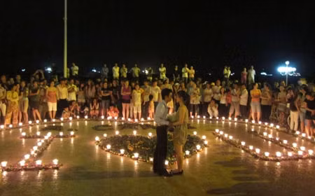 Màn tỏ tình diễn ra trong ánh nến lung linh và hương thơm của những bông hồng