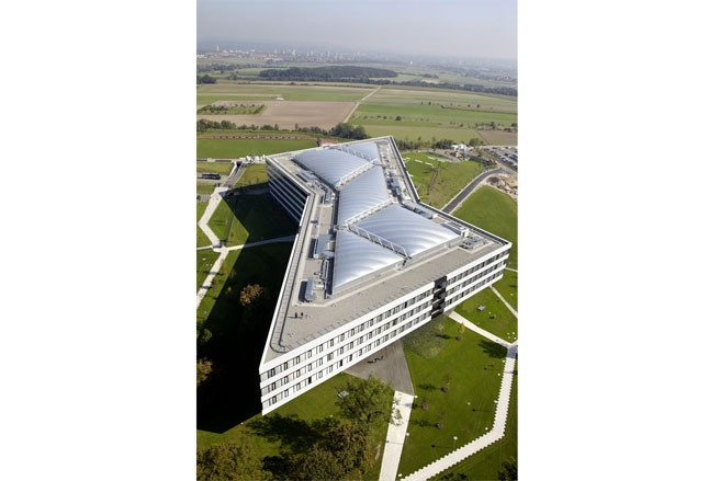 Tòa nhà adidas LACES, trụ sở của hãng Adidas ở Baravia có đủ không gian cho 8 sân bóng đá