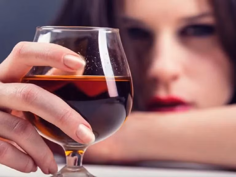 Rượu là một trong những căn nguyên dẫn đến loạn thần, giảm nhớ, mất ngủ, tai biến, nghiện, kích động và bạo lực. Tác hại của rượu lên hệ tiêu hóa dẫn đến Xơ gan, viêm gan, gan nhiễm mỡ, viêm tụy, viêm dạ dày; Đối với sinh sản, rượu có thể dẫn đến nguy cơ sinh con dị tật, giảm khả năng sinh dục và có nhiều hệ lụy khác như tăng huyết áp, suy tim; Tê ngón tay, ngón chân, run tay/chân, đau dây thần kinh… Ảnh minh họa: Internet