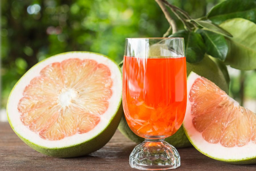 Một thói quen tốt để ngăn ngừa sỏi thận là uống nước chanh không đường mỗi ngày hoặc sử dụng nước ép tự nhiên từ cam, bưởi. Ảnh minh họa: Internet