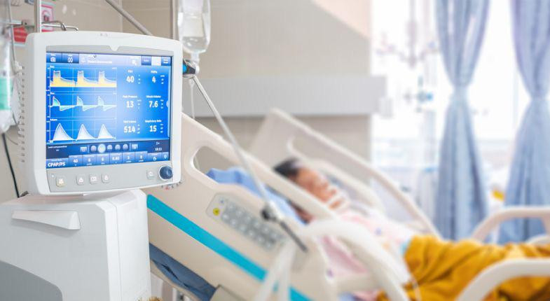 Người bệnh suy tim cấp được hỗ trợ máy thở không xâm nhập do suy hô hấp nặng. Ảnh minh họa: Internet