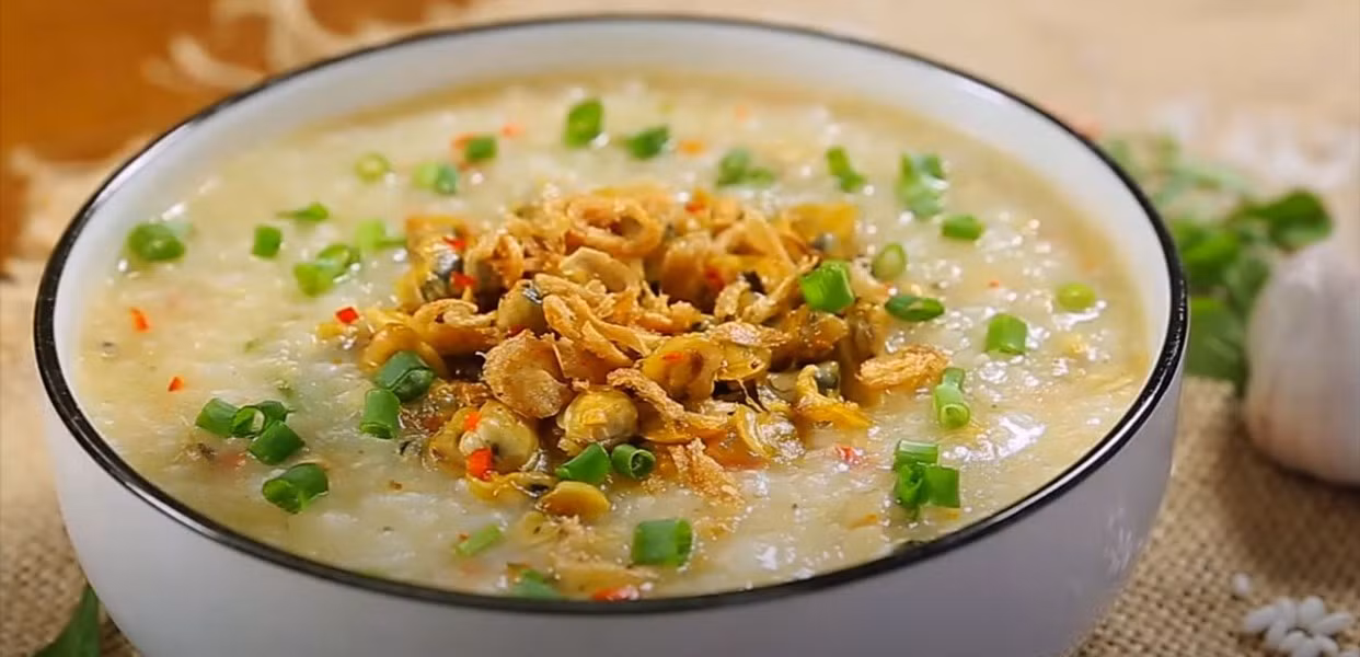 Trong những ngày đầu sau khi nhổ răng số 8, vết thương còn hở, do đó cách tốt nhất là bạn nên chọn những thức ăn mềm lỏng, dễ nuốt như cháo hoặc súp. Ảnh minh họa: Internet