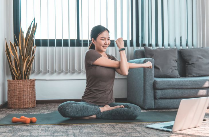 Sản phụ nên có những vận động, di chuyển tăng dần, lúc đầu cần sự hỗ trợ của người thân và sau đó bản thân chủ động. Việc vận động vừa là để đẩy sản dịch ra ngoài, vừa giúp nhu động ruột phục hồi nhanh hơn và tránh được táo bón.