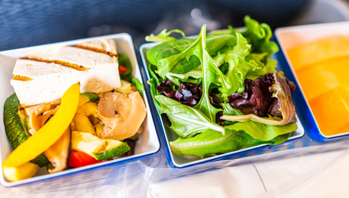 Nên có 1 bữa ăn nhẹ lúc tối muộn hỗ trợ giảm sự tiêu thụ protein cơ (khoảng 200 kcal/bữa phụ) không nên ăn quá nhiều vào 1 bữa phụ tránh nguy cơ rối loạn dung nạp glucose và béo phì. Ảnh minh họa: Internet Nên có 1 bữa ăn nhẹ lúc tối muộn hỗ trợ giảm sự tiêu thụ protein cơ (khoảng 200 kcal/bữa phụ) không nên ăn quá nhiều vào 1 bữa phụ tránh nguy cơ rối loạn dung nạp glucose và béo phì. Ảnh minh họa: Internet