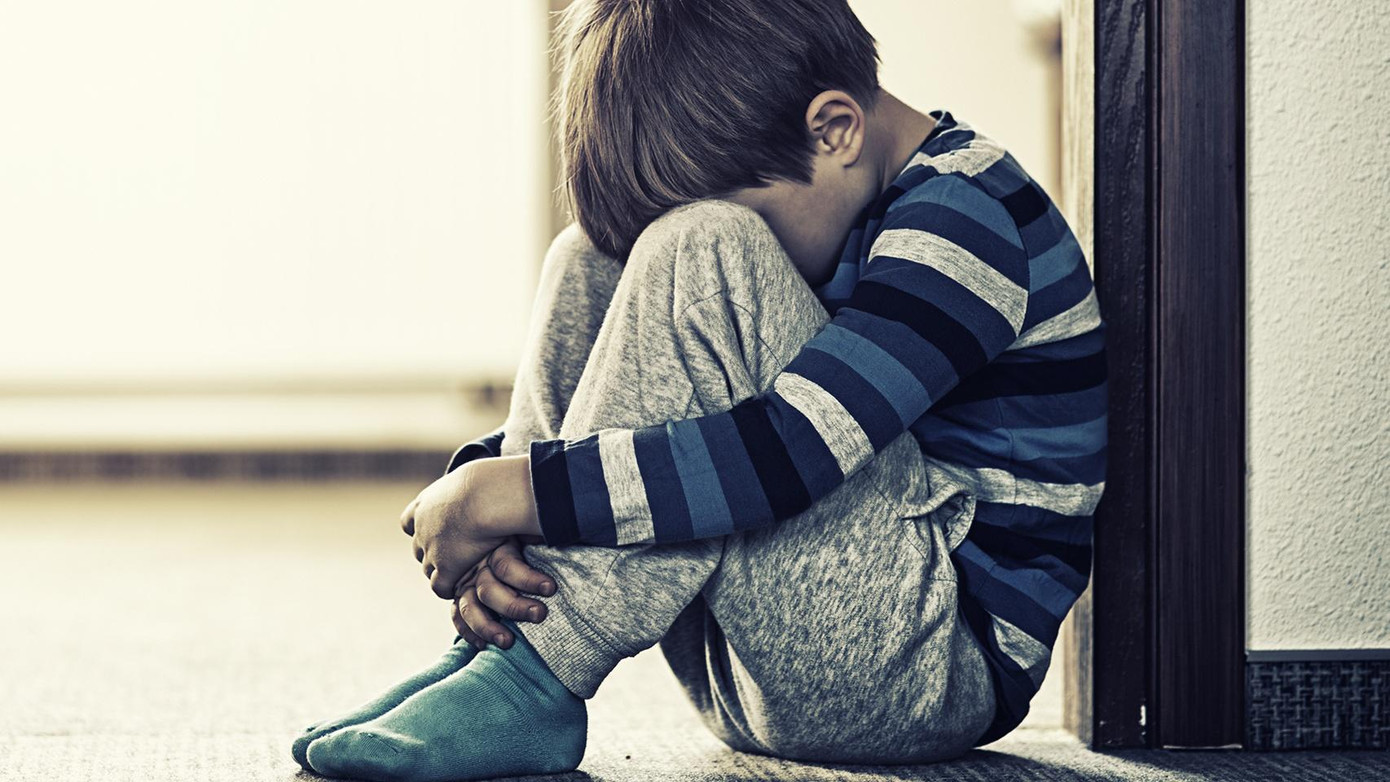 Nguyên nhân gây trầm cảm học đường, về tâm lý xã hội, theo bác sĩ, có thể trẻ bị áp lực từ cuộc sống, gia đình, xã hội. Bên cạnh đó là sự thay đổi tâm sinh lý của trẻ theo tuổi, ám ảnh bởi những đau thương thời thơ ấu hoặc do lối sống không lành mạnh. Những sự kiện tiêu cực trong đời sống như sự mất mát người thân yêu, cha mẹ ly hôn, chứng kiến tự sát đều có liên quan đến sự khởi phát trầm cảm ở trẻ em. Ảnh minh họa: Internet