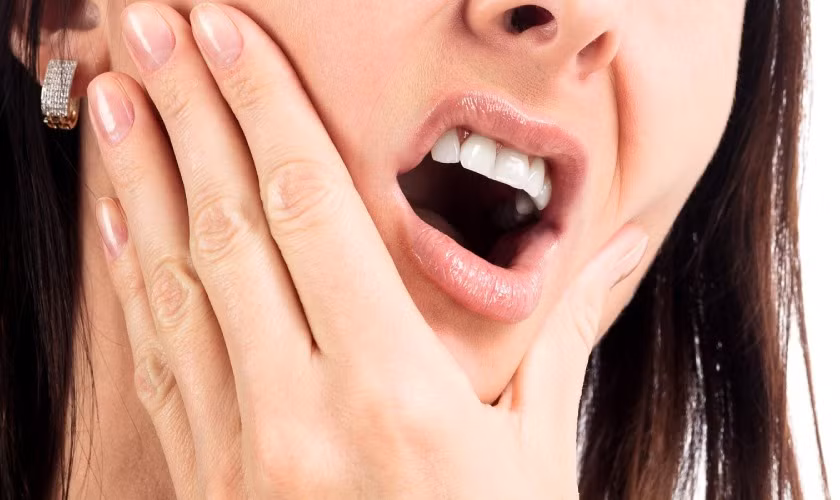 Khi răng số 8 bắt đầu nhú, phần mô nướu sẽ có hiện tượng tách ra. Đây là thời điểm tương đối thuận lợi để vi khuẩn thông qua các mô mở mà tấn công vào bên trong gây tình trạng đau nhức, sưng viêm. Ảnh minh họa: Internet