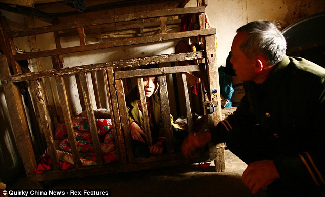 Cha của Wei Yun (phải) thường xuyên đi làm xa nên không có nhiều thời gian chăm sóc Wei Yun. Cha của Wei Yun (phải) thường xuyên đi làm xa nên không có nhiều thời gian chăm sóc Wei Yun.