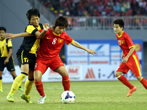 Các cầu thủ nữ VN có một trận đấu nhàn nhã ở bán kết trước ĐT Malaysia. ảnh: Tường Vũ