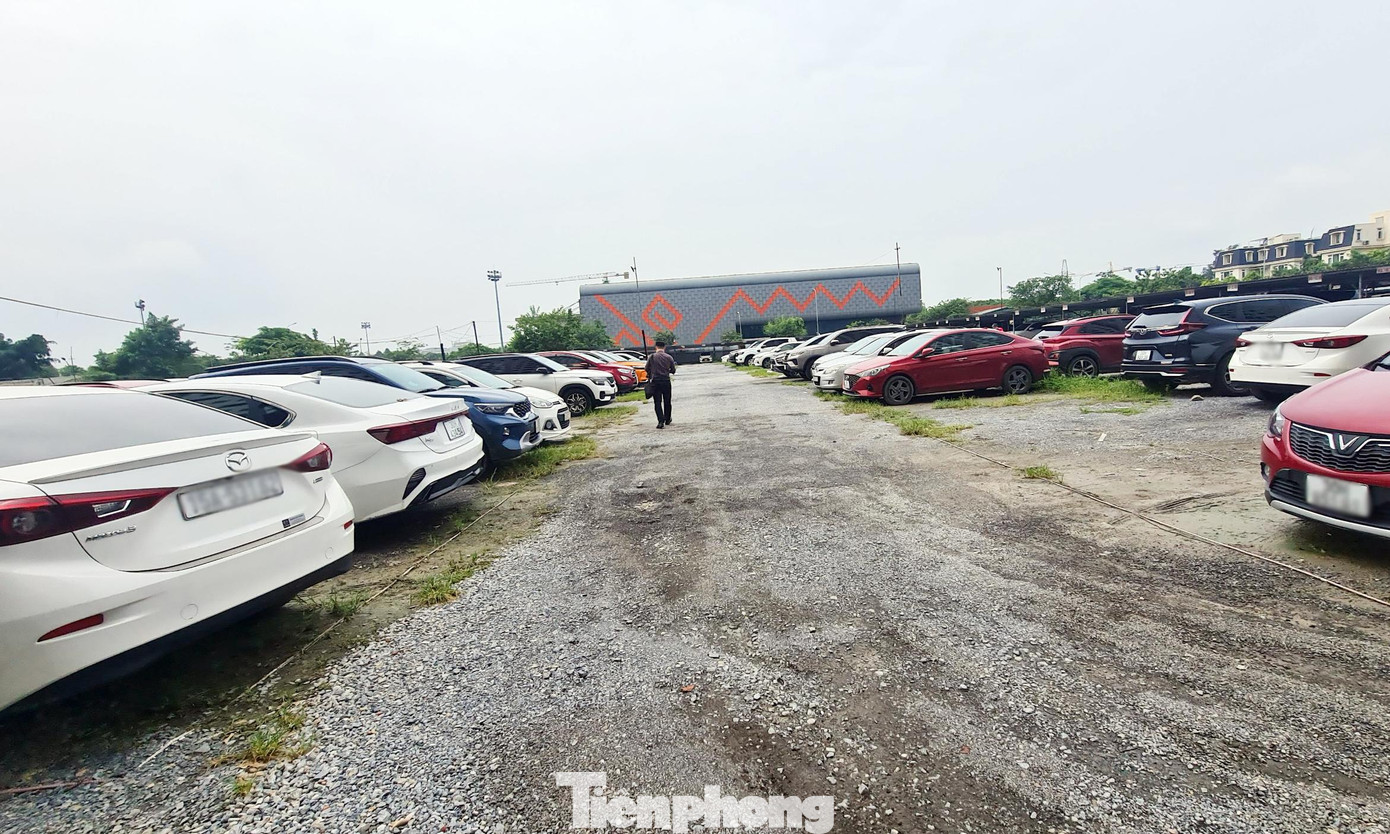 Bên trong khu đất được tận dụng làm bãi đỗ xe "khủng". Bên trong khu đất được tận dụng làm bãi đỗ xe "khủng".