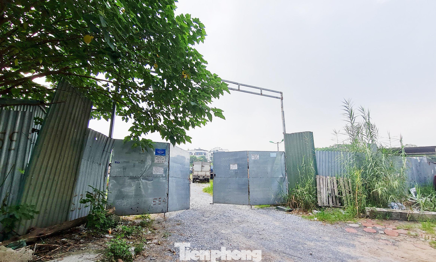 Cách đấy không xa, lô đất NT1 khu Tây Nam Linh Đàm với quy hoạch là đất trường học được HUD chuyển nhượng cho nhà đầu tư thứ phát cũng đang quây tôn bỏ hoang, trong khi trường học tại đây thiếu trầm trọng. Cách đấy không xa, lô đất NT1 khu Tây Nam Linh Đàm với quy hoạch là đất trường học được HUD chuyển nhượng cho nhà đầu tư thứ phát cũng đang quây tôn bỏ hoang, trong khi trường học tại đây thiếu trầm trọng.