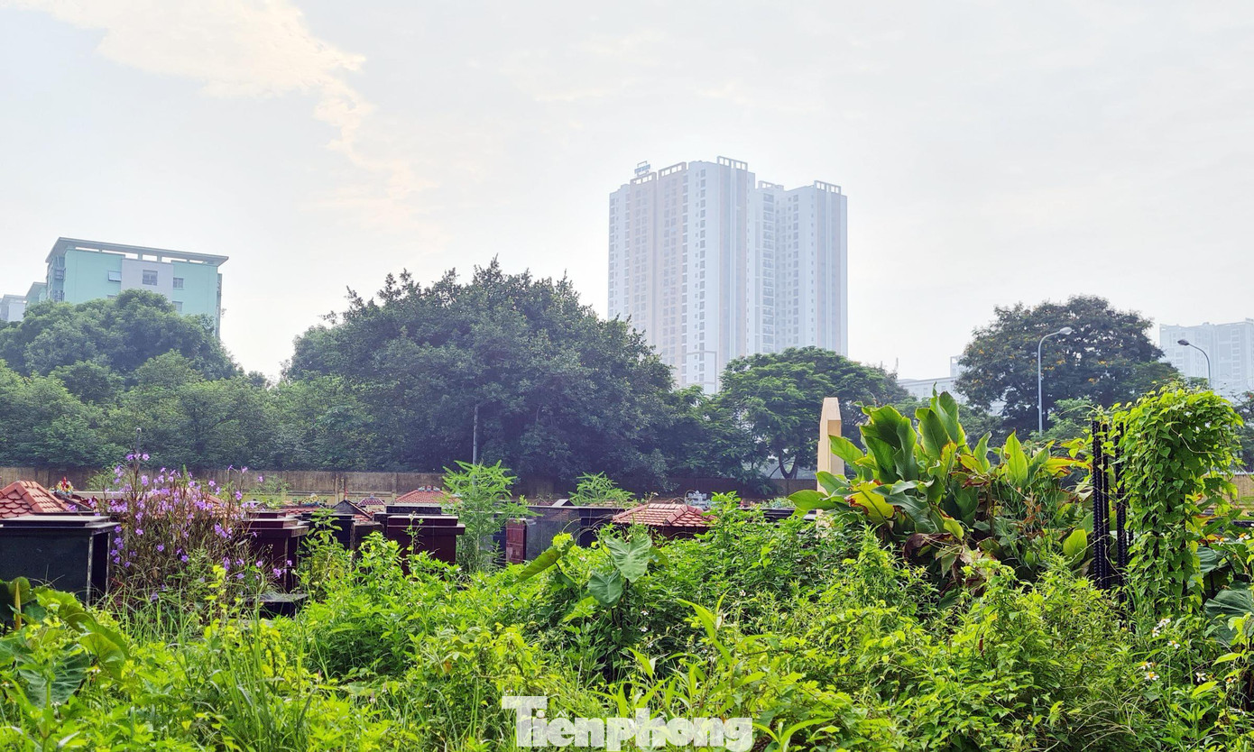 Lô đất trường học tại Khu đô thị mới Pháp Vân - Tứ Hiệp vướng mắc nhiều phần mộ của các hộ dân chưa thể di chuyển để GPMB.