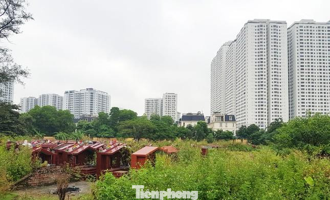 Đất xây dựng trường học lại bị quy hoạch vào những vị trí khó khả thi như trên đất nghĩa trang, ao đình dẫn đến thiếu trường học trầm trọng. Đất xây dựng trường học lại bị quy hoạch vào những vị trí khó khả thi như trên đất nghĩa trang, ao đình dẫn đến thiếu trường học trầm trọng.