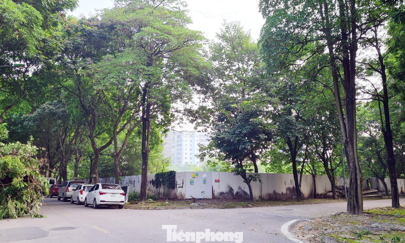 Nhiều lô đất công cộng, dịch vụ tại khu đô thị Pháp Vân - Tứ Hiệp cũng trong tình trạng quây tôn bỏ hoang khiến bộ mặt đô thị trở nên nhếch nhác. Nhiều lô đất công cộng, dịch vụ tại khu đô thị Pháp Vân - Tứ Hiệp cũng trong tình trạng quây tôn bỏ hoang khiến bộ mặt đô thị trở nên nhếch nhác.