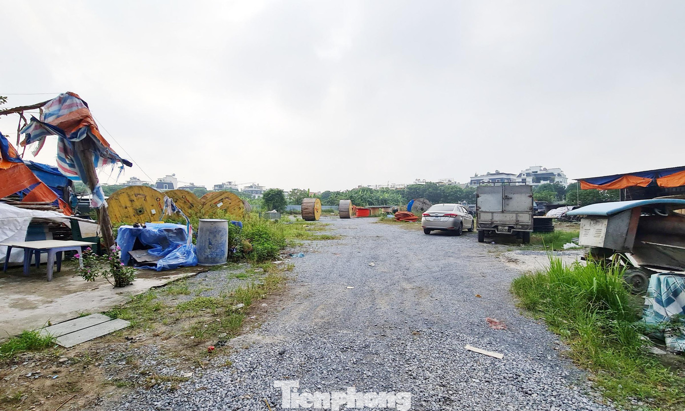 Bên trong khu đất ngổn ngang, để hoang cho cỏ mọc. Bên trong khu đất ngổn ngang, để hoang cho cỏ mọc.