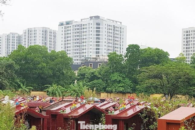 Khu đất nghĩa trang với hàng nghìn ngôi mộ ở khu Tây Nam Linh Đàm (phường Hoàng Liệt) trước đây được quy hoạch dự án trường học. Khu đất nghĩa trang với hàng nghìn ngôi mộ ở khu Tây Nam Linh Đàm (phường Hoàng Liệt) trước đây được quy hoạch dự án trường học.