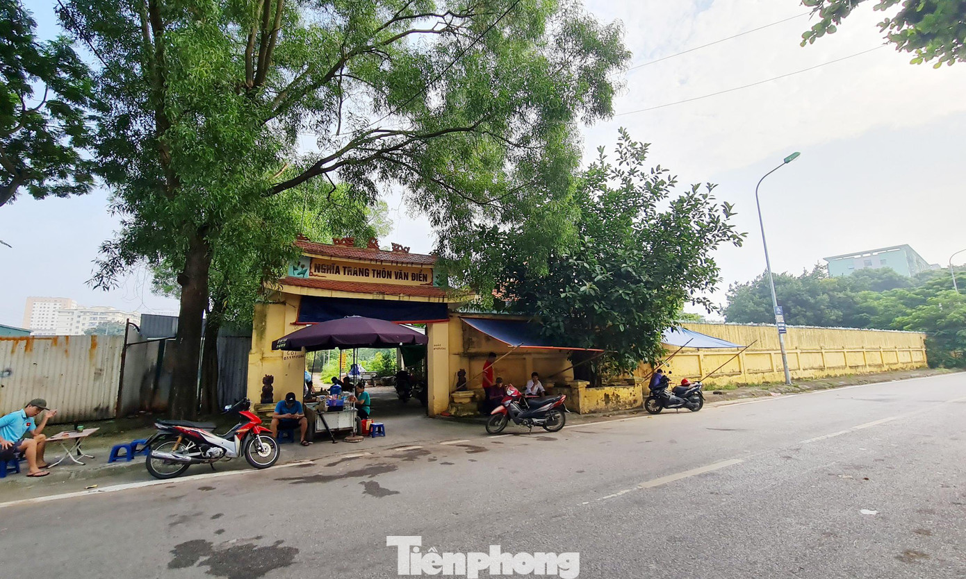 Tại khu đô thị Pháp Vân - Tứ Hiệp nhiều ô đất trường học cũng bị quy hoạch vào đất nghĩa trang, ao đình và chưa thể giải phóng được mặt bằng để triển khai xây dựng. Tại khu đô thị Pháp Vân - Tứ Hiệp nhiều ô đất trường học cũng bị quy hoạch vào đất nghĩa trang, ao đình và chưa thể giải phóng được mặt bằng để triển khai xây dựng.