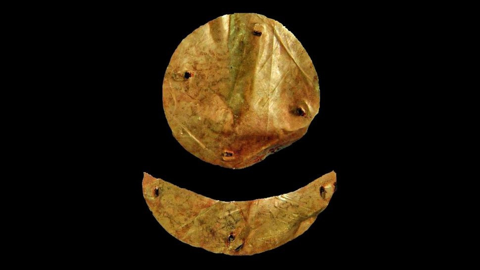 Quan tài của một phụ nữ dòng dõi, được trang trí bằng các biểu tượng mặt trời và mặt trăng bằng vàng của đế chế Hung Nô, đã được tìm thấy tại Takhiltiin Khotgor, Mông Cổ Altai.