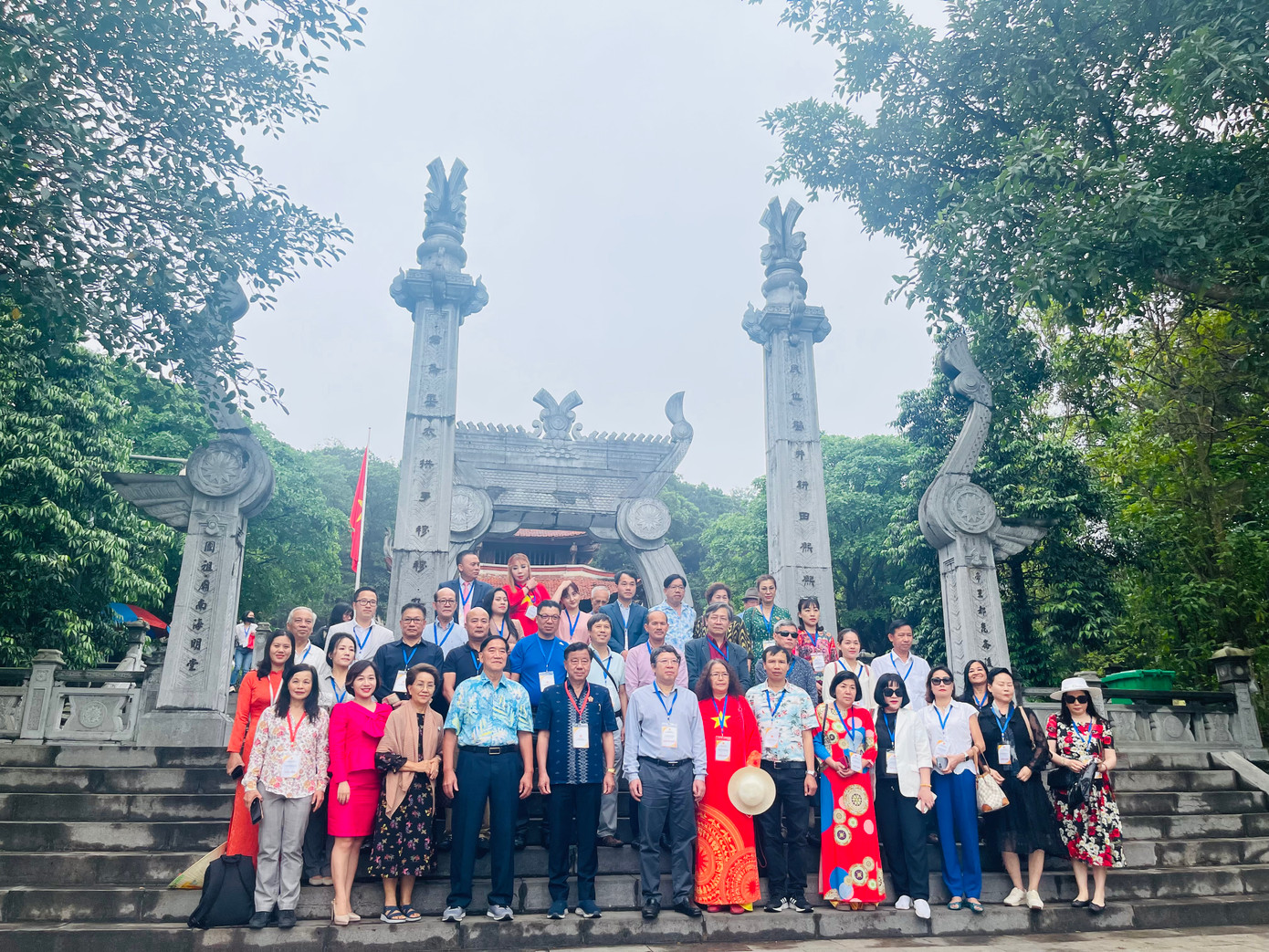 Đoàn kiều bào tại Đền thờ Quốc tổ Lạc Long Quân. (Ảnh: L.A)