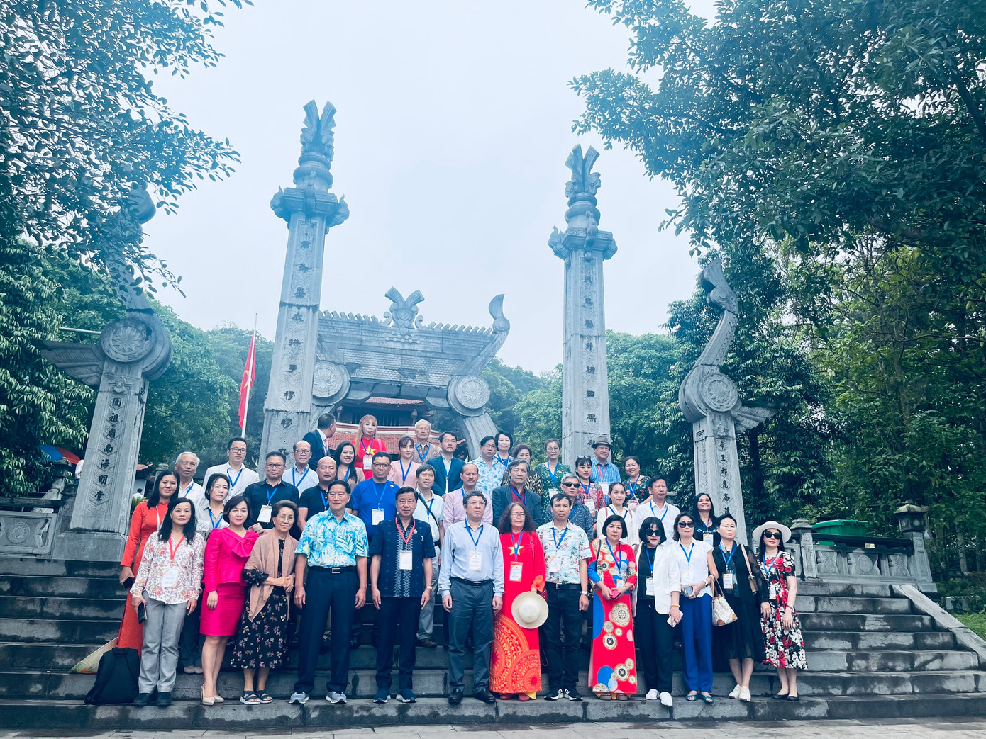 Đoàn kiều bào tại Đền Lăng Sương, huyện Thanh Thủy, tỉnh Phú Thọ. (Ảnh: L.A) Đoàn kiều bào tại Đền Lăng Sương, huyện Thanh Thủy, tỉnh Phú Thọ. (Ảnh: L.A)