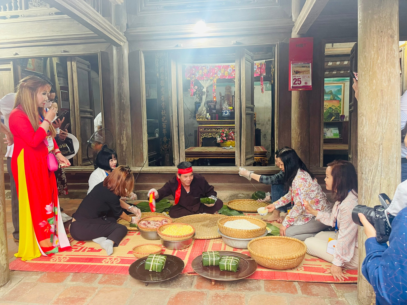 Kiều bào được tận mắt chứng kiến người dân tại làng cổ Hùng Lô gói bánh chưng. (Ảnh: L.A) Kiều bào được tận mắt chứng kiến người dân tại làng cổ Hùng Lô gói bánh chưng. (Ảnh: L.A)