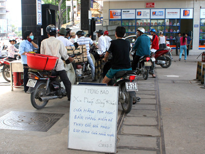 Tình trạng ngừng bán, găm hàng của các đại lý luôn tái diễn mỗi khi DN đầu mỗi xăng dầu kêu lỗ (ảnh chụp 1 cửa hàng tạm ngừng bán hàng chờ đổi giá tại Hà Nội). Ảnh: Minh Đức. Tình trạng ngừng bán, găm hàng của các đại lý luôn tái diễn mỗi khi DN đầu mỗi xăng dầu kêu lỗ (ảnh chụp 1 cửa hàng tạm ngừng bán hàng chờ đổi giá tại Hà Nội). Ảnh: Minh Đức