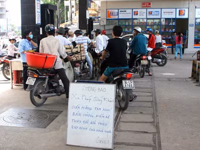 Tình trạng ngừng bán, găm hàng của các đại lý luôn tái diễn mỗi khi DN đầu mỗi xăng dầu kêu lỗ (ảnh chụp 1 cửa hàng tạm ngừng bán hàng chờ đổi giá tại Hà Nội). Ảnh: Minh Đức