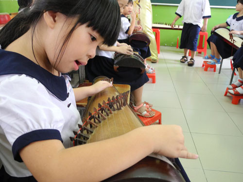 Tò mò với âm thanh phát ra từ mỗi cung đàn. Tò mò với âm thanh phát ra từ mỗi cung đàn