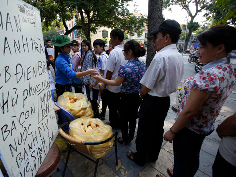 Nhà hàng Danh Trà và thanh niên tình nguyện phục vụ nước, bánh mỳ, quạt miễn phí cho đồng bào đi viếng Đại tướng. Ảnh: Như ý. Nhà hàng Danh Trà và thanh niên tình nguyện phục vụ nước, bánh mỳ, quạt miễn phí cho đồng bào đi viếng Đại tướng. Ảnh: Như ý